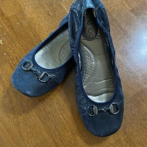 Me too olympia ballet flat. Size 8 Navy